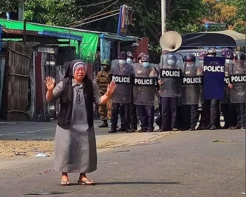 안 누 따웅 수녀가 미얀마 경찰에 폭력 자제를 호소하고 있다. 사진=찰스 마웅 보 추기경 트위터 캡처.
