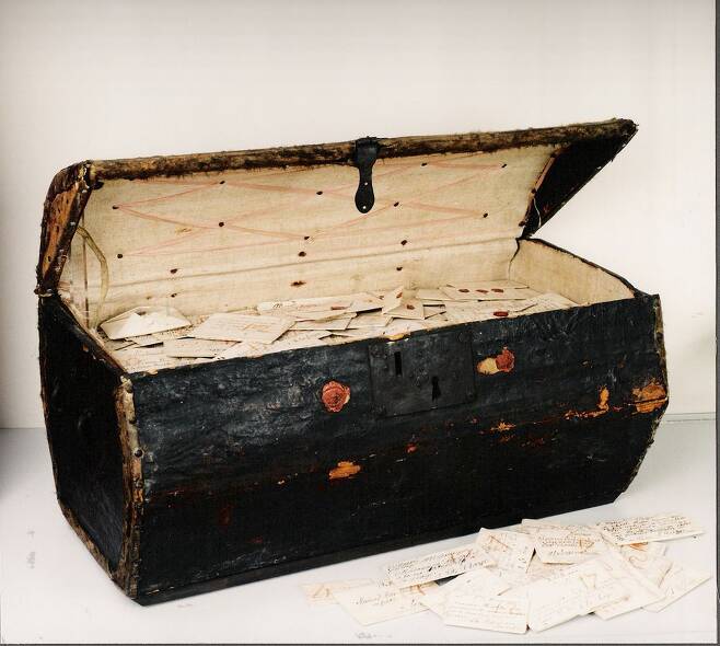 네덜란드 헤이그의 한 박물관에 보관된 '브리엔 컬렉션.' 이 박스에는 겹겹이 접히고 밀봉된 16~17세기 편지 577통이 담겨 있다./Museum voor Communicatie, The Hague