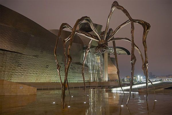 The spider sculpture 마망 Maman, 루이스 부르주아 Louise Bourgeois, 구겐하임뮤지엄 Guggenheim Museum Bilbao Spain, 1999년, 927.1×891.5×1023.6cm, 청동·대리석·스테인리스 스틸ⓒ출처: By Dider Descouens- Won work, CC BY-SA 4.0, https://commons.wikimedia.org/w/index.php?curid=16558204