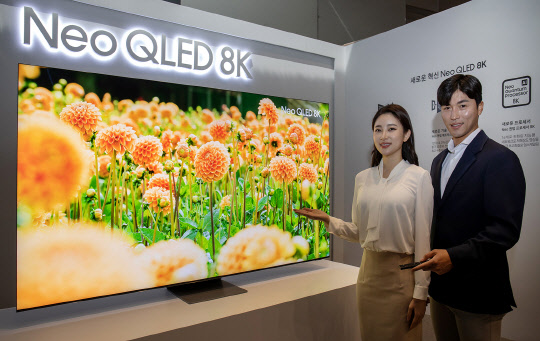 삼성전자 모델이 서울 서초동에 위치한 삼성 딜라이트에서 신제품 네오 QLED TV를 소개하고 있다. <삼성전자 제공>