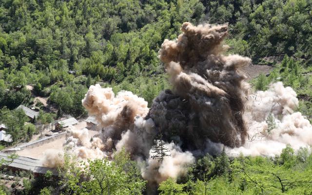 2018년 북한 풍계리 핵실험 관리 지휘소시설 폭파 장면. 한국일보 자료사진