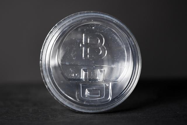 파리바게뜨는 자사를 상징하는 영어 대문자 'B'를 컵 뚜껑에 양각으로 새겨넣었다. 재활용이 가능한 유일한 제품이었다. 홍인기 기자