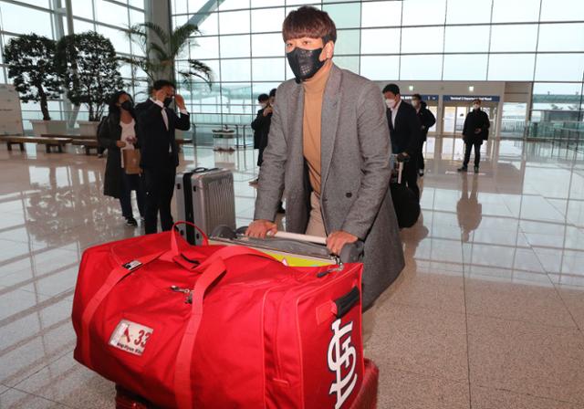 세인트루이스 김광현이 12일 오전 인천국제공항을 통해 미국으로 출국하고 있다. 뉴스1