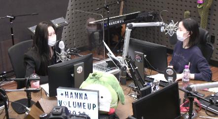 선미(왼쪽)가 KBS 쿨FM '강한나의 볼륨을 높여요'에서 청취자들과 소통했다. 보이는 라디오 캡처