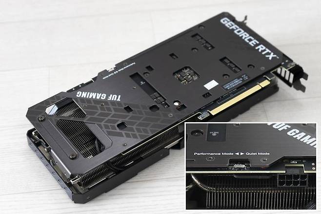 전면과 후면 모두 알루미늄 재질을 사용하고 있다. 출처=IT동아