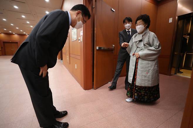 “어서오세요” 정의용 외교부 장관(왼쪽)이 3일 면담을 위해 서울 도렴동 외교부 청사를 찾은 일본군 위안부 피해자인 이용수 할머니를 향해 인사하고 있다. 사진공동취재단