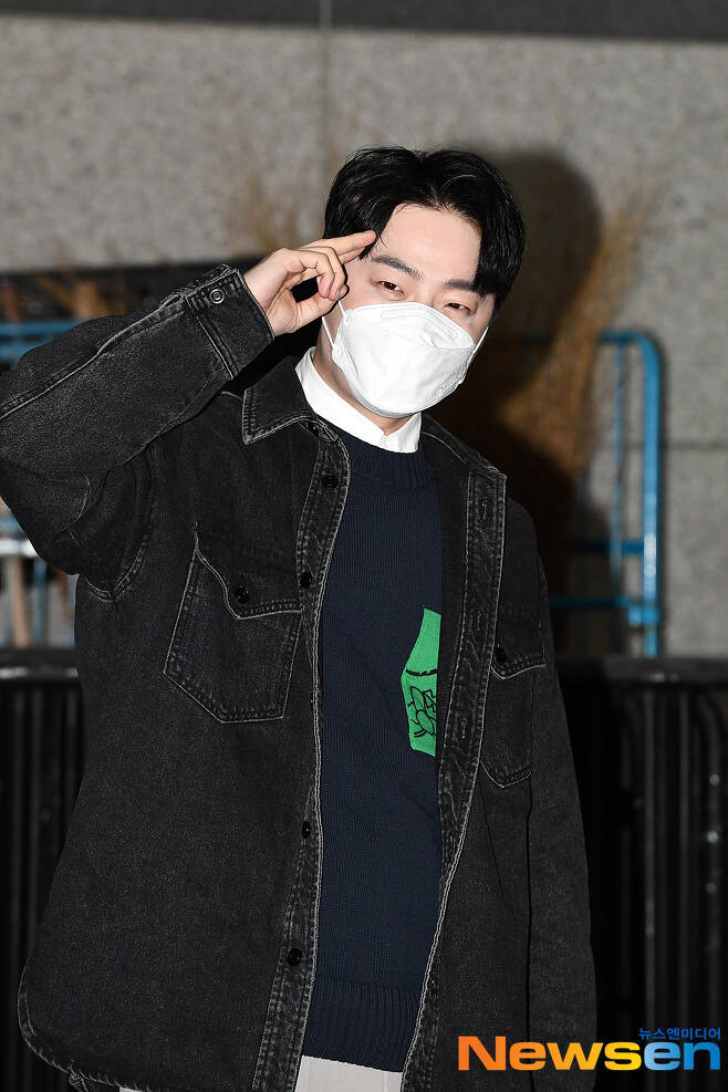 Trot singer Ahn Sung-joon attended the MBC every1 entertainment Show Champion schedule held at MBC Dream Center in Janghang-dong, Ilsan-dong, Goyang-si, Gyeonggi-do on the afternoon of March 3.Trot singer Ahn Sung-joon is entering the station.