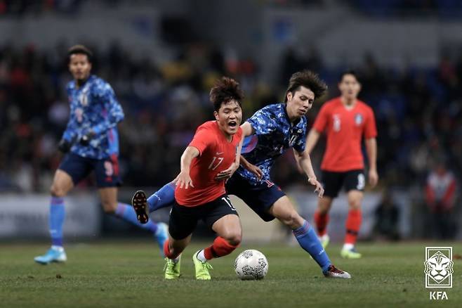한국과 일본은 3월 말 일본에서 10년 만의 축구대표팀 평가전을 논의하고 있다. 사진은 2019년 12월 부산에서 열린 동아시아축구연맹 E-1 챔피언십에서 경기한 한국과 일본. 대한축구협회 제공