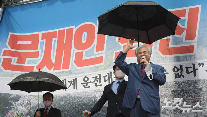 전광훈 목사가 지난해 8월 15일 오후 서울 종로구 동화면세점 앞에서 열린 보수단체 광복절 집회에서 문재인 대통령 퇴진을 촉구하는 연설을 하고 있다. 이한형 기자