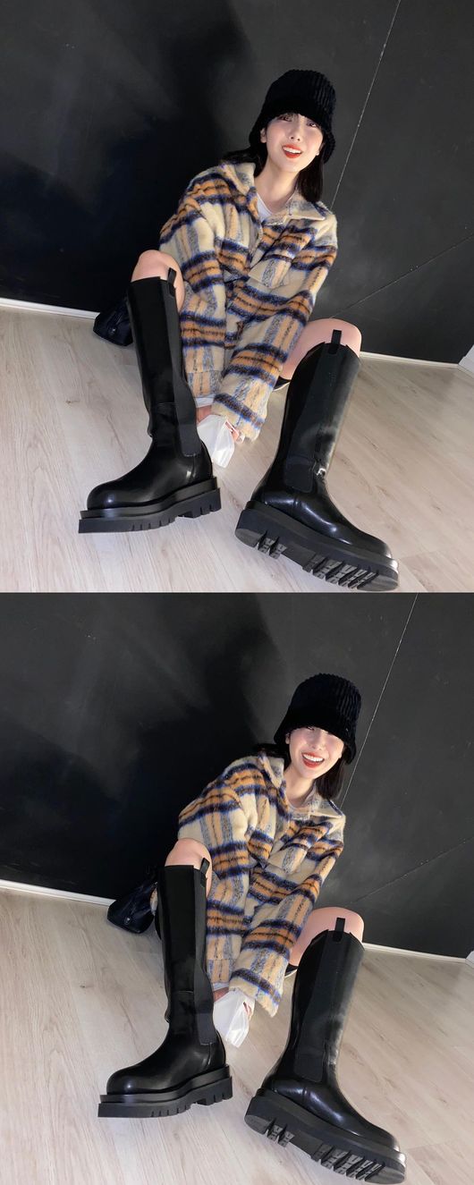 Girl Group GFriend Mystery has released a recent photo.On the afternoon of the 3rd, GFriend Mystery released two photos without any comment on his Instagram.The mystery in the public photo is sitting on the floor and smiling brightly at the camera, wearing a check-printed outer and black long boots.Especially when I wear a hat, a small face that is covered in half and a shining skin attracts attention.Meanwhile, Group GFriend debuted with his mini album Season of Glass in 2015 and released his third album Walpurgis Night last November.mysteries Instagram