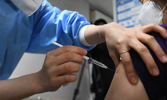 지난 2일 서울시 양천구 신목행복자리 어르신 요양센터에서 양천보건소 의료진이 요양보호사에게 코로나19 백신을 접종하고 있다. 연합뉴스