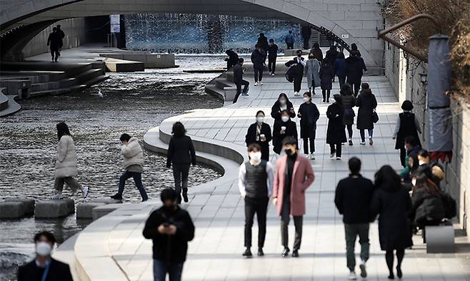 낮 들어 추위가 누그러진 3일 서울 청계천 일대를 찾은 시민들이 산책을 하고 있다. 뉴스1