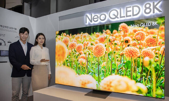 3일 서울 서초동 삼성 딜라이트에서 모델들이 삼성전자의 신제품 ‘Neo QLED TV’를 소개하고 있다. 이 제품은 기존 대비 40분의 1로 작아진 퀀텀 미니LED를 광원으로 하며 ‘Neo 퀀텀 매트릭스’ 기술과 ‘Neo 퀀텀 프로세서’로 업계 최고 수준의 화질을 구현했다. 삼성전자 제공