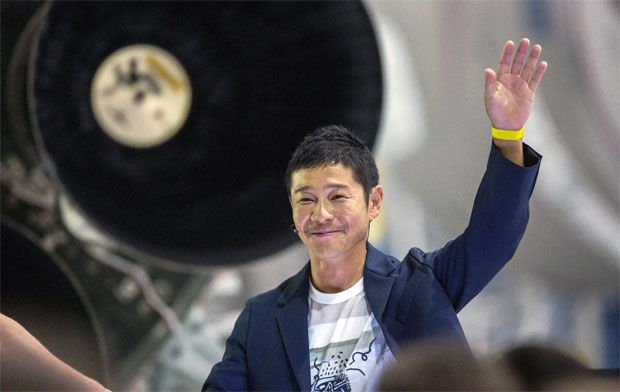 2018년 9월 17일 일본 억만장자 마에자와 유사쿠가 미국 캘리포니아주 스페이스X 본사에서 인류 최초의 민간인 달 여행 계획을 밝히고 있다./사진=AFP 연합뉴스