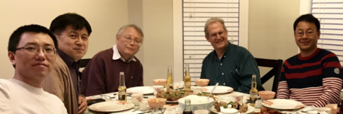 박진형 (오른쪽) 서강대 수학과 교수가 코로나19 사태 이전 미국의 공동 연구자들과 식사하며 수학에 관해 논하고 있다.