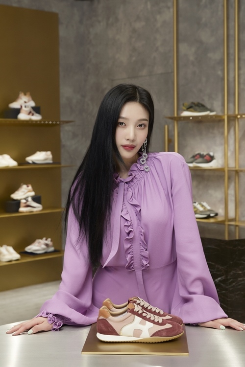 Group Red Velvet Joy flaunts purple Goddess beautyRed Velvet Joy recently visited the Italian footwear brand Hogan (HOGAN) store, which opened at Hyundai Department Stores Apgujeong headquarters.On this day, Joy still appeared as a lovely visual, capturing his attention.Joy sported an extraordinary sense of fashion with a trendy co-ordination that matched her violet ruffle dress with sneakers.Joys innocent beauty and alluring eyes blended with the long straight hair.On the other hand, Red Velvet is radiating various charms with individual members activities.Photos for the Hogan
