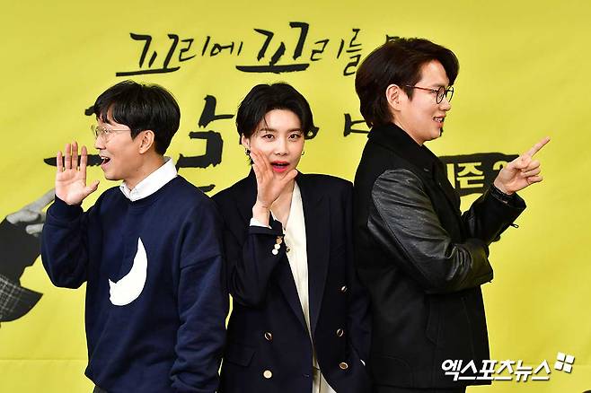 Jang Hang-jun, Broadcaster Jang Do-yeon and Jang Sung-kyu, who attended the production presentation of Season 2 Online, the SBS current affairs program The Tale of the Tail on the 3rd, have photo time.Photo: SBS Provision