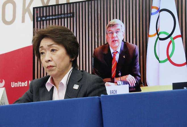 (도쿄 교도=연합뉴스) 하시모토 세이코 2020도쿄올림픽·패럴림픽 대회 조직위원회 회장(위원장)이 3일 열린 올림픽 5자 대표 화상회의에서 토마스 바흐 국제올림픽위원회(IOC) 위원장의 발언을 듣고 있다.