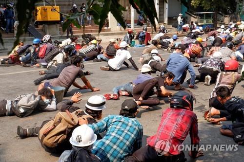 군경의 발포 후 바닥에 엎드린 만달레이 시위대 [로이터=연합뉴스]