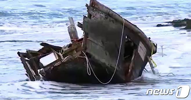 지난 2019년 일본 니가타현 사도섬 해안에서 발견된 북한 선박 추정 목선의 뱃머리 부분 (NHK 캡처) 2019.12.29/뉴스1