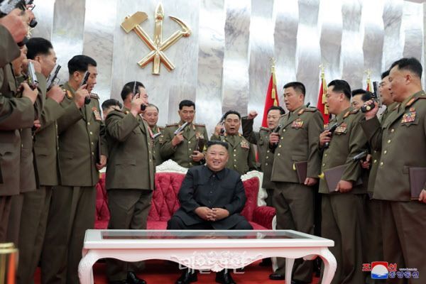 김정은 북한 국무위원장이 권총을 치켜든 군 지휘관들과 함께 기념촬영을 하고 있다(자료사진). ⓒ조선중앙통신