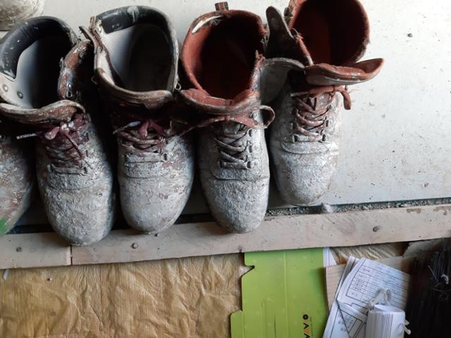 여수 국가 산업단지 내에서 도장작업을 하는 일용직 노동자들의 안전화. 대개 이전 노동자들이 쓰다 남기고 간 신발을 재사용한다. 작업과정에서 묻은 페인트가 안전화 전체에 뒤덮여있다.