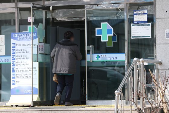 3일 오후 운영진 가족에게 부정하게 백신을 접종했다는 의혹을 받는 경기도 동두천시의 요양병원 모습. 뉴스1