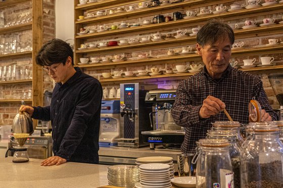 의림지 인근 카페 ‘꼬네’. 박현철(64)‧박주성(29) 부자가 함께 원두를 볶고 커피를 내린다.