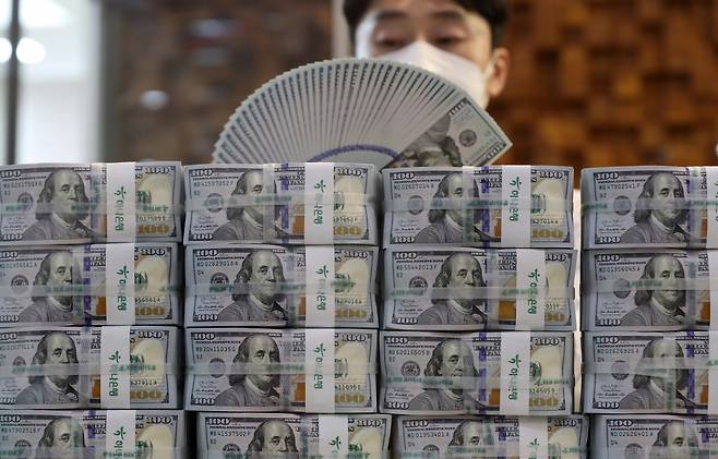 서울 명동 하나은행 본점에서 직원이 미국 달러를 살펴보는 모습. [연합]