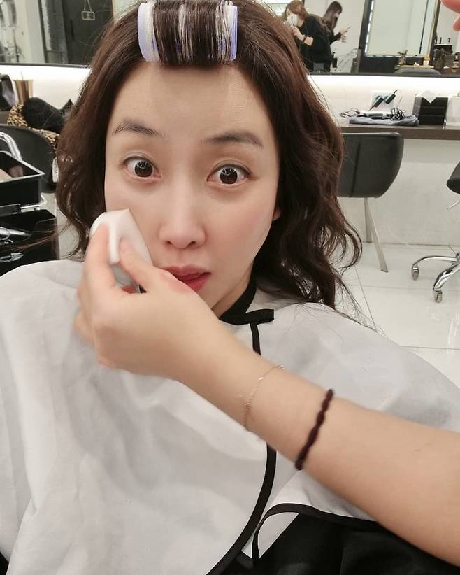 Singer Sook-haeng has shared a funny (funny + sad) routine.Sook-haeng wrote on his Instagram on March 4, I came to dye today.I still love our staff who beat me that the entertainer should not be Dani Alves too much. In the photo, Sook-haeng is getting makeup at Salon, which also thrilled fans by showing off her beauty in light makeup.Sook-haeng said, I have to go to the studio to see the director who can shoot later.I will hit a memorial rabang that changed my hair color. The netizens who watched this responded such as It is so funny to express and Is not it because it is so beautiful?
