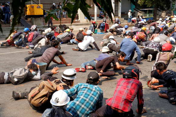경찰 발포에 땅에 엎드린 미얀마 시위대 - 미얀마 제2의 도시 만달레이에서 3일(현지시간) 군부 쿠데타 규탄 시위대가 진압 경찰이 쏘는 총알을 피해 땅에 엎드려 있다. AP통신은 이날 쿠데타 발발 이후 가장 많은 33명의 시위대가 군경의 총격에 숨졌다고 전했다. 2021.3.4 로이터 연합뉴스
