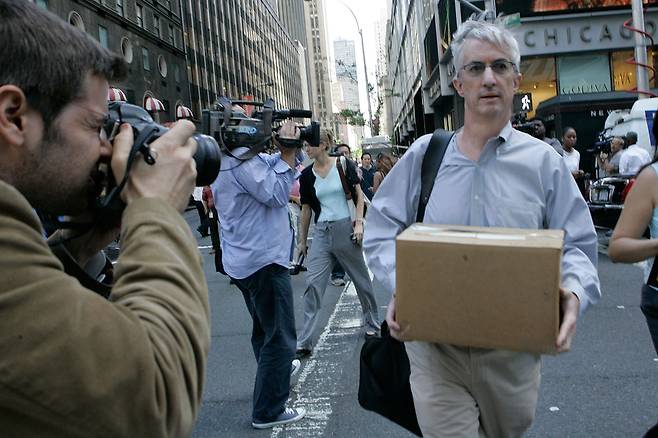 ⓒAP Photo2008년 9월15일 상자를 든 남자가 파산 신청을 한 미국 뉴욕 리먼 브라더스 본사 건물을 떠나고 있다.