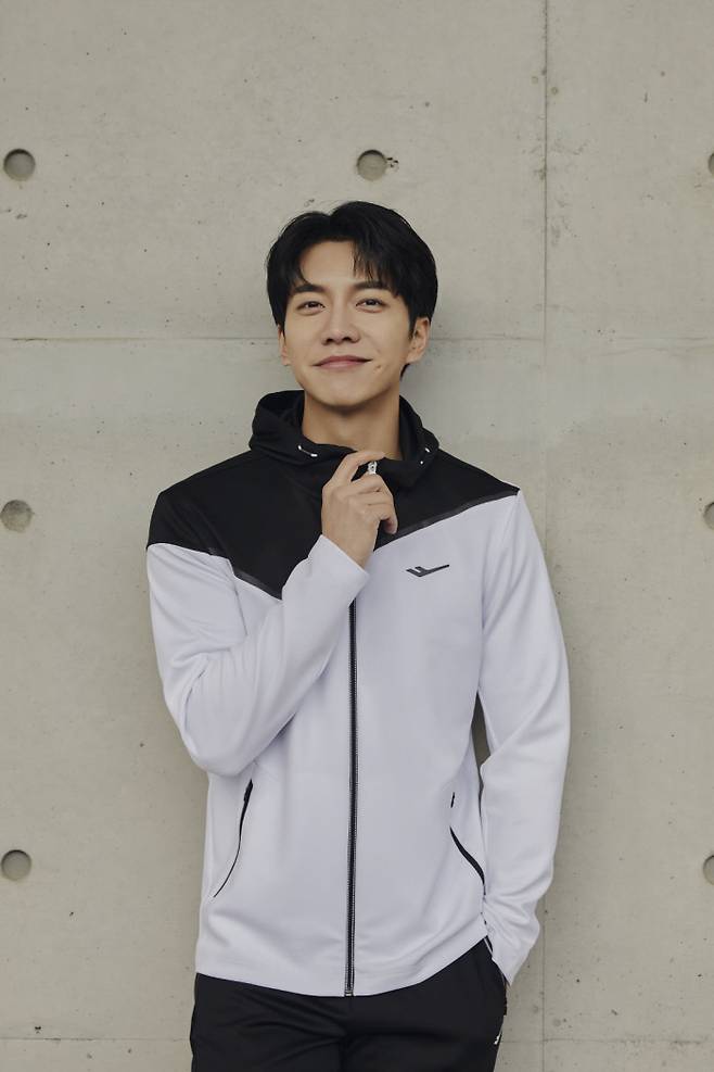 Lee Seung-gi, who is active in various fields as a singer, actor, and MC, was selected as the new exclusive model of Prospecs.Lee Seung-gi, who became the model of Prospecs, will start his first activity as a full-time model, starting with the SS season photography in 2021.Prospecs has been selected as a new face in line with its image, which is a representative sports brand in South Korea, with the sincere and healthy appearance of Lee Seung-gi, who has accumulated various filmography.In particular, it is expected that a positive image familiar to the public and trustworthy will deliver the message of the brand campaign South Korea Original, which has been going on since last year, more effectively.Lee Seung-gi, who is in the picture released this time, has completely digested various training styles with a unique smile and exercise.I completed my daily sports look with a comfortable, sunny look and natural pose.We are very pleased to be with our all-around entertainer Lee Seung-gi, who has been loved by fans for a long time and has been highly recognized by all ages, said Prospecs. We expect Lee Seung-gi and sports brand Prospecs, who have various charms, to meet and create positive synergy.Meanwhile, Lee Seung-gi has proved his outstanding progression skills in JTBCs Singer Gain, which was popular on the 8th, and plans to show a thriller with high resolution as a police officer who confronts psychopath killers in the TVN drama Mouse, which will be broadcast on March 3rd.