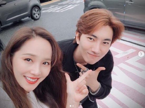 Actor Eugene expressed his delight in Oh Jae-moo.Eugene posted a picture on Instagram on the 4th, along with an article entitled Financials I accidentally met at a rest area last fall.Eugene said, How long was it? It was great to see you. I was wearing red lip like Shin Yoo Kyung.I support the wonderful activities of the finances to be unfolded. Eugene in the photo is taking a friendly pose with a smile with Oh Jae-moo.Eugene and Oh Jae-moo appeared in the Drama Baking King Kim Tong-gu which aired in 2010. Oh Jae-moo appeared as the child of Yoon Si-yoon (played by Kim Tong-gu). Eugene is appearing on SBS Penthouse 2.Photo: Eugene Instagram