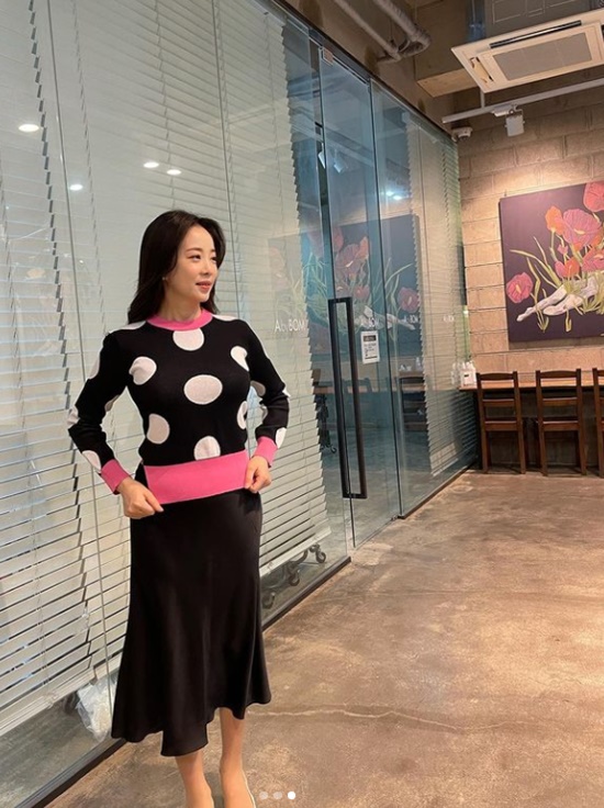 Park Eun-young boasted a slim figure in a month after giving Child child birth.Park Eun-young wrote on his instagram  on the 4th, I return to work in just one month after childChild child birth. Thanks to natural childChild child birth, how much weight should be lost?In addition, # Bum Jun-ah Mom Ill work # Ive been out for a long time # Child birth D + 30 Hashtag shared the daily life of working mom.In the photo released together, Park Eun-young boasts a perfectly slim body without sprouting the flesh that has been blown by pregnancy. Seo Hyun-jin praised it as pretty, and Hong Hyun-hee said, What? A month?I was so excited that I could not believe it. Lee Ha-jeong admired it asOh, my God.Meanwhile, Park Eun-young won the championship in February.Photo: Park Eun-young Instagram  