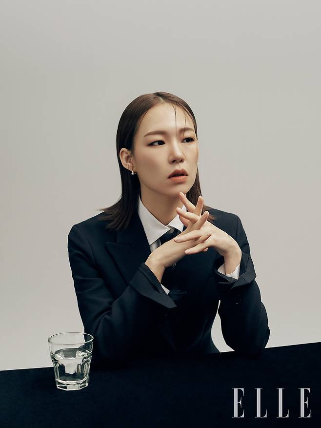 Seoul = = Actor Yeri Han has revealed memories of the film Minari during the new series Historic site conversation in the March issue of fashion magazine Elle.Historic site conversation is an interview series that expands its own world and talks with contemporary mentors who make the world go forward.In an interview in the March issue of Elle, Yeri Han said, I believe that I do not get tired of my favorite and joyful work, I have a way to go.Yeri Han recently won the Best Actress Award at the 2021 Goldist Awards for his role as Monica in the movie Minari, which received a hot praise at the world film festival, and was also ranked as the top candidate for the Oscar Best Actress Award by the leading media.I felt warm, I felt lonely and solititude, he recalled in an interview, about the feelings he felt while playing Monica.Elle Historic site conversation article and YouTube video will be released on the website and YouTube channel every Friday at 6 pm until April 2.Six generations of mentors, Park Mi-sun, Moon So-ri, Pak Se-ri, Yeri Han, Jamie and Hwang So-yoon, answer the questions of the MZ generation directly.
