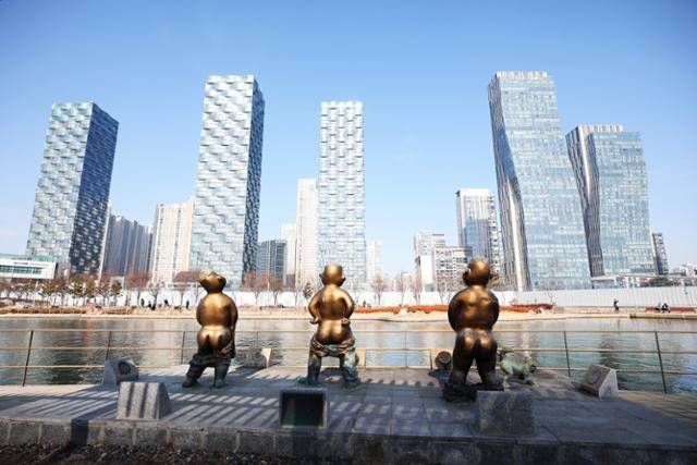 송도 센트럴파크 초지원의 '갯벌 오줌싸개' 동상. ⓒ박준규