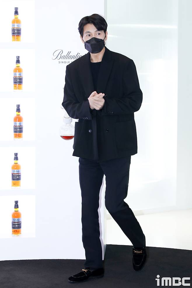 Actor Jung Woo-sung is entering a photo call event held at a department store in Yeongdeungpo district, Seoul on the 5th.iMBC Photo