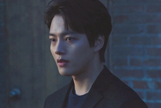 The psychological warfare between Shin Ha-kyun and Yeo Jin-goo, the monster, is at its peak.On the 5th, before the 5th episode, JTBCs gilt drama Monsters released images of Lee Dong-sik (Shin Ha-kyon) and Han Joo-won (Yeo Jin-goo), which are hitting again hot.The last witness of Kang Min-jung (Kang Min-jung), revealed to be the last witness, raised questions about Oh Ji-hoon (Nam Yoon-soo), the youngest man at Manyang Police Station, who had a reversal, and Lee Dong-sik, who secretly confronted them, and Han Joo-wons day-line confrontation, which captured their conversation.The relationship between the two men was also detected on a completely different plate, and the confrontation between the mobile and Han Ju-won, which revealed the exploding Feeling, is curious.Lee Dong-sik secretly summoned Oh Ji-hoon to his basement, and in the previous trailer, he had a picture of Oh Ji-hoon, who was convinced that he was not his brother, the man that Min-jung killed.What kind of sight did Oh Ji-hoon witness on the day of the Kang Min-jung incident? The confused figure of Lee Dong-sik further amplifies his curiosity.Han Ju-wons complex face, which heard their conversation, also adds tension: a mobile and Han Ju-won, which pour out the infested Feeling in the ensuing photos.Han Joo-won, who is trying to reveal the truth with his moving style and his intense commitment to concealing something in anger, stimulates the expectation of the intense psychological warfare of those who started again.In the fifth episode, which is broadcast today (5th), Lee Dong-sik and Han Ju-wons Truth Tracking become even hotter.Shin Ha-kyun said, There is a screen where the mobile ceremony approaches Han Joo-won, who asks Who killed you?The strange air current of the person who wants to know and the person who does not answer is tight, and the relationship between the two is implied.It will raise questions about how the next development will be connected. Shin Ha-kyuns scene is the confrontation between two people who explode Feeling in the fifth.Attention is focused on what truth the two monster-like mens breathtaking nervous warfare will bring out.The production team of the Monster said, Han Joo-won holds a new secret in his hand and presses the movement.The synergy between Shin Ha-kyun and Yeo Jin-goo, who have explosively depicted the confrontation of the re-ignited people, is great.We can reaffirm the true value of the acting monster, he said. We should keep an eye on the reversal of the game of Truth Tracking.On the other hand, the fifth episode of JTBCs gilt drama Monster can be seen at 11 p.m. today (5th).