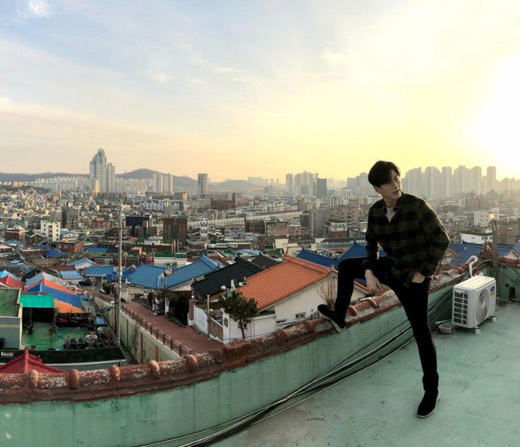 Actor Park Ha-sun and Ryu Su-yeong boasted a jolly chemi.On the 4th, Ryu Soo-young posted a picture on his personal Instagram without any comment. In the open photo, Ryu Soo-young is taking a nice pose with one leg on the roof.Park Sung-mi, a close actor, left a comment saying, Oh, Im going to go crazy. Park Ha-sun also responded Please stop my sister and What do you do?Meanwhile, Park Ha-sun and Ryu Soo-young, who married after two years of devotion in 2017, have one daughter.