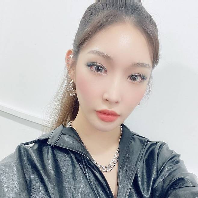 Singer Chungha also boasted beauty in Ponytail.On March 5, Chungha posted two photos on the official Instagram with the phrase Friday Muyaho with Chungha.In the photo, Chungha poses with her hair tied together, and Chungha shows off her beauty, which is also a dark shadow. Chungha says, Short but intense stage of Chungha!Please check it at 5 oclock in a while, he added, encouraging the Music broadcast shooter.The netizens who saw this responded such as Pretty and I will use the room today.Chungha appeared on Mnet Produce 101 and made his debut as a project group Io Ai in the final 11 people.After the group activity, he returned to his agency and is working as a solo singer.