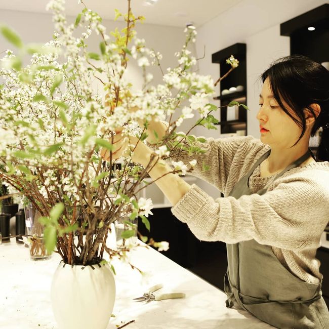 Actor Lee Yeong-ae has given off a beautiful beauty over flowers.Lee Young-ae posted several photos on his Instagram on the 5th with an article entitled Thank you both domestic and foreign fans ~ Happy.In the photo, Lee Yeong-ae, who is wearing a comfortable knit, is in the flower arrangement.Even if you do not decorate, the elegant atmosphere of beautiful Lee Young-ae catches your eye.Meanwhile, Lee Young-ae marriages with businessman Chung Ho-young in 2009 and has twin siblings.Lee Young-ae Instagram
