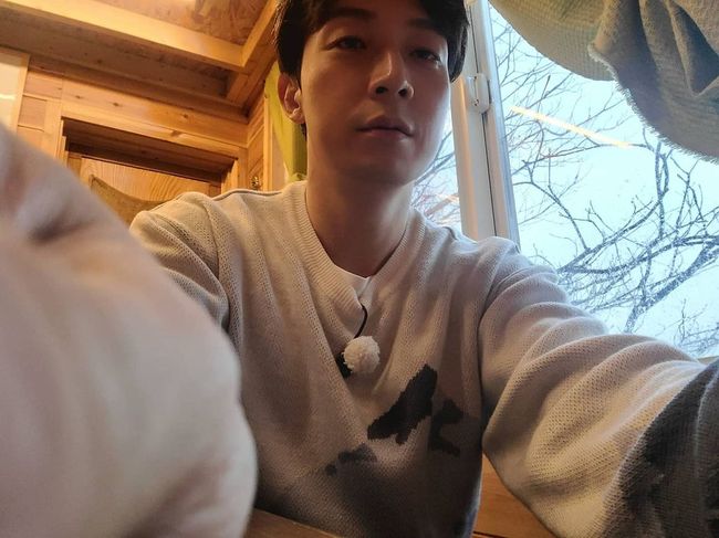 Comedian Heo Kyoung-hwan has released the One Monthly Book 2 book committee.On the afternoon of the 5th, Heo Kyoung-hwan posted two selfies on his personal SNS, saying, Whoever sees the set shot.Heo Kyoung-hwan said, Please read the book! It is now a conscience of the heart.Two books a month #reading #Its Not Easy #Heo Kyoung-hwan # Daily Stargram, he added, adding his own reading plan.In the photo, Heo Kyoung-hwan is reading a book using his spare time during a program shooting.Heo Kyoung-hwan sniped at the womans heart, boasting humiliating visuals at any angle.Meanwhile, Heo Kyoung-hwan appeared on SBS The Dog I encountered in the Appearance Pet which last January.Heo Kyoung-hwan SNS