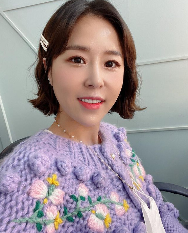 Singer Shin Ji shows off her innocent look after dietShin Ji posted a photo on Instagram on Monday with the caption: Lets go, I pinned it on Sisters head.The photo shows Shin Ji wearing a light purple knit sweater.Shin Ji, who is smiling with Hwasa, is proud of his beautiful looks after his diet success.When Shin Jis photos were released, the netizens responded such as It is so beautiful, It is lovely and It suits the sweater well.Photo Shin Ji SNS