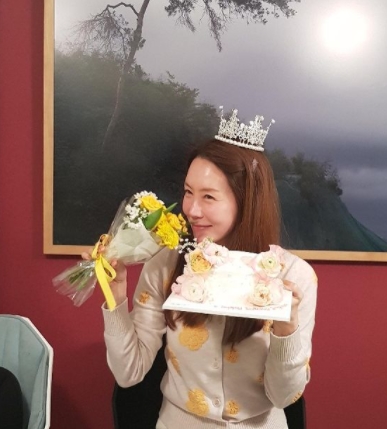 Actor Kim Jung-Eun had a happy birthday.Kim Jung-Eun posted a picture and a picture on his Instagram on the 5th, stay strong. Please do not hurt. Let me recover.Kim Jung-Eun in the public photo is smiling brightly with a cake for his birthday. Kim Jung-Euns recent birthday is impressive.Lee Hye-young congratulated him on Ill buy my own rice. Im born well, Jung Eun-ah. And Gahee also commented, Sister... Happy birthday.Meanwhile, Kim Jung-Eun has been married to a Korean-American businessman and has been married in Hong Kong.Photo = Kim Jung-Eun Instagram