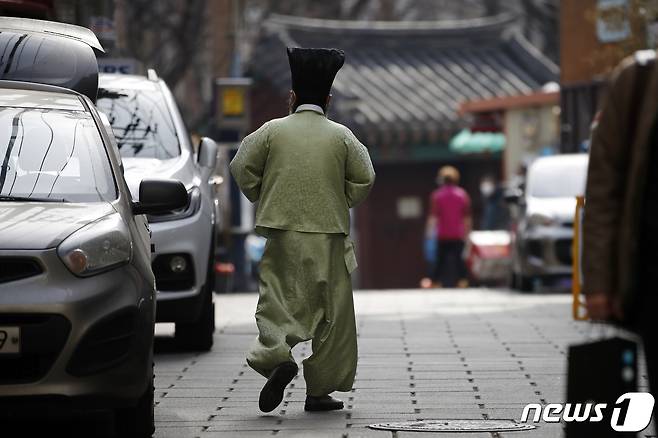 서울 종로구 탑골공원 인근에서 한 어르신이 발걸음을 옮기고 있다. 2021.3.3/뉴스1 © News1 이승배 기자