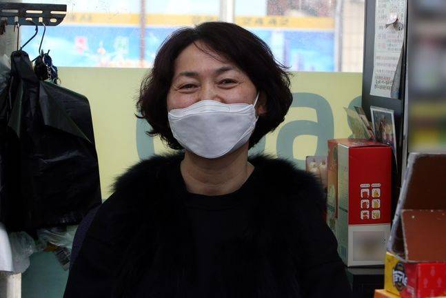 예리한 판단력으로 한 사람의 생명을 살리는 데 도움을 준 전주 효자동의 마트 사장인 이인자씨.ⓒ연합뉴스