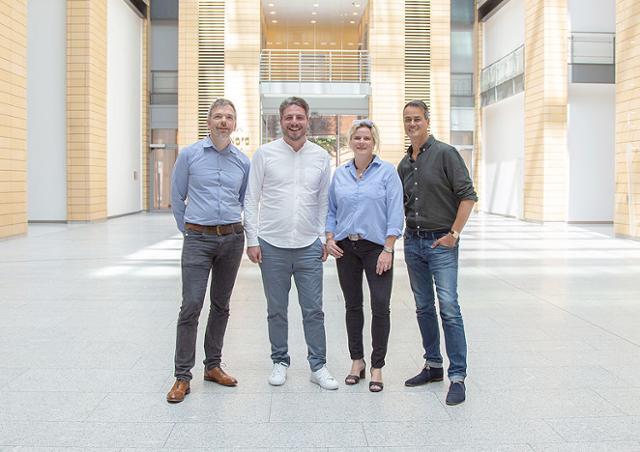 독일의 정보기술(IT)업체 '아윈(Awin)의 최고경영자(CEO) 아담 로스(왼쪽에서 두 번째)가 회사 임원진과 나란히 서 있다. 아윈은 올해부터 주 4일 근무제를 시작했다. 아윈 홈페이지 캡처