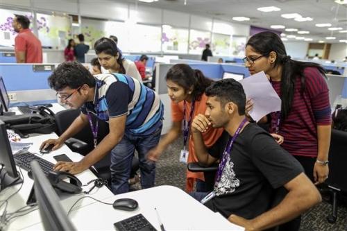 인도의 한 정보기술(IT) 기업에서 직원들이 일하는 모습. AP 연합뉴스