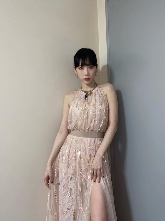 Singer Taeyeon encouraged the shooter of Amazing Saturday.Taeyeon posted several photos on his SNS on the 6th, along with an article entitled Amazing Saturday at 7:40 tonight.In the open photo, Taeyeon is wearing an off-shoulder dress with a gold spangled decoration. It gives a mysterious atmosphere with a subtle eye.A slender figure and a doll-like visual attract attention.The fans who encountered the photos responded such as Heavenly beauty, It is so beautiful and I think of Ryan Hart.On the other hand, TVN Amazing Saturday - Doremi Market, where Taeyeon is appearing, is broadcast every Saturday at 7:40 pm.